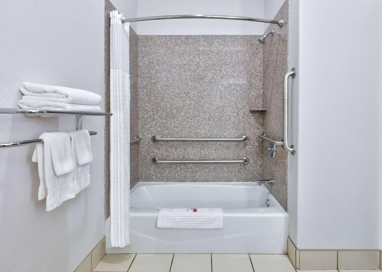 Baymont Inn & Suites By Wyndham Glen Rose Bagian luar foto