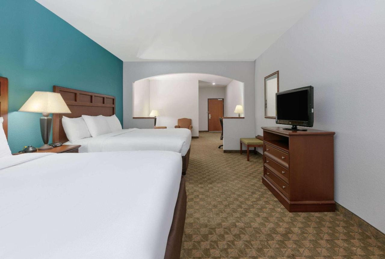 Baymont Inn & Suites By Wyndham Glen Rose Bagian luar foto