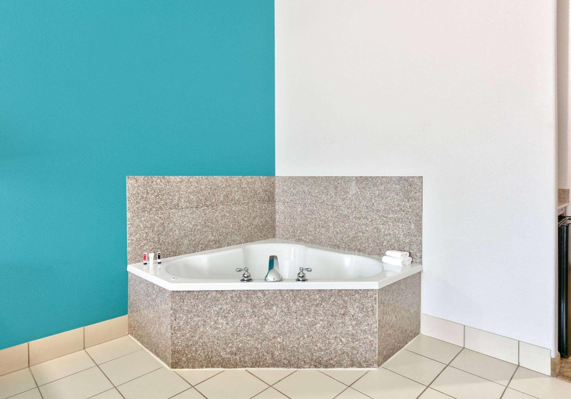 Baymont Inn & Suites By Wyndham Glen Rose Bagian luar foto